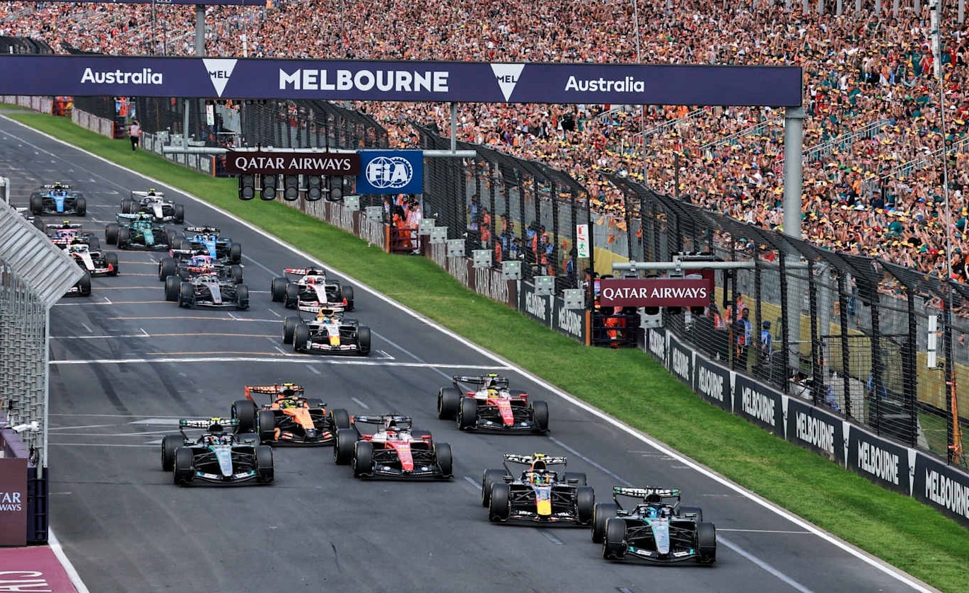 Mercedes Aterroriza Adversários e Russell Conquista Austrália