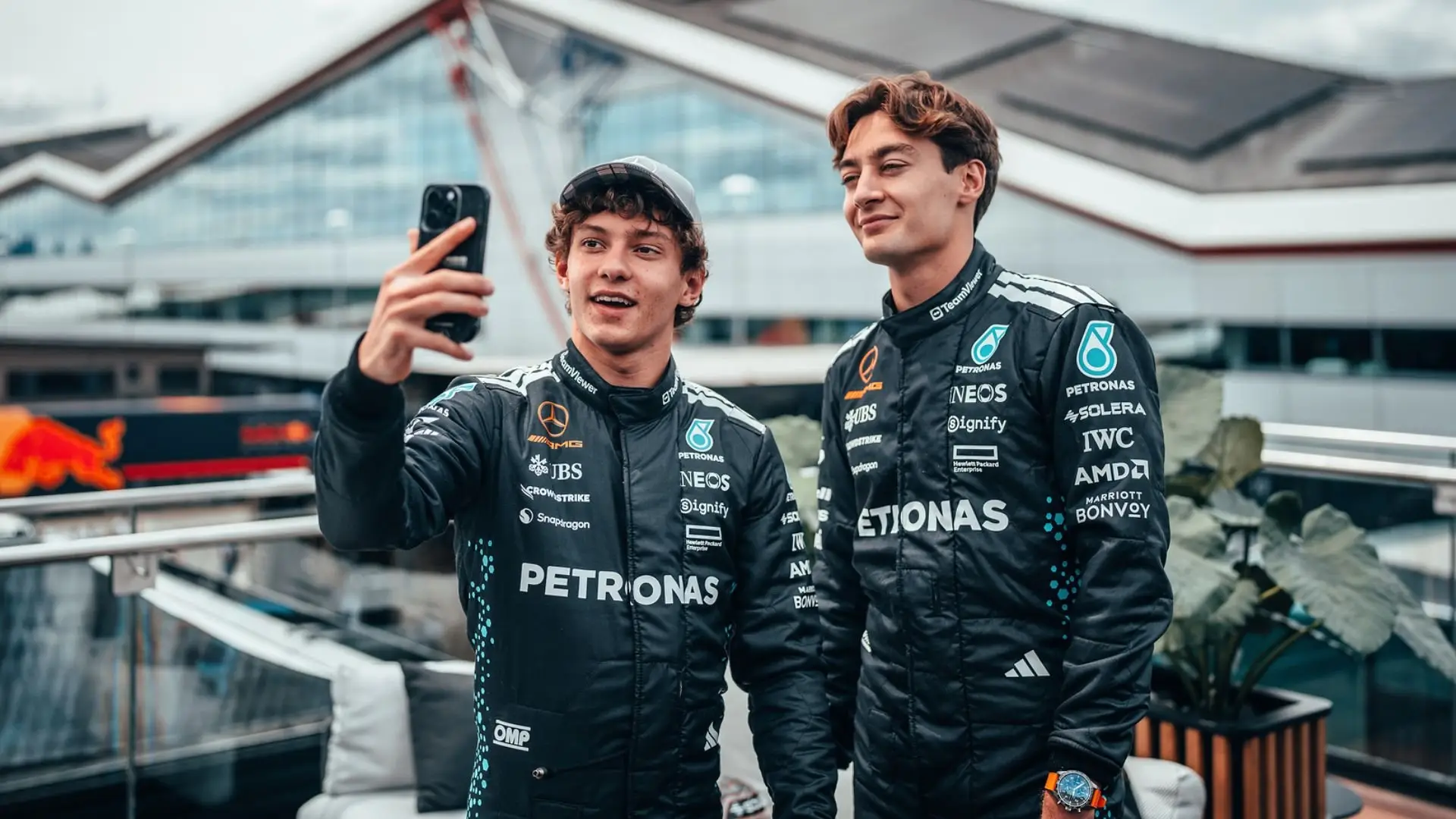 Russell garante igualdade, mas Antonelli já domina a Mercedes em 2026